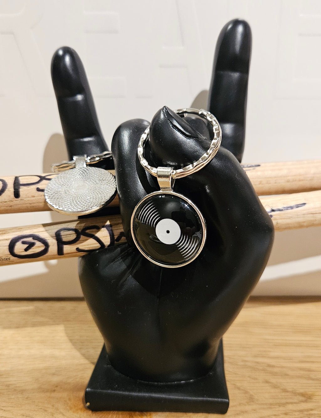 Record style keyring (white centre/white grooves)